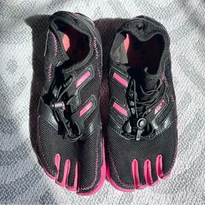 FILA Skele-toes Black Pink Sandals Shoes Women’s 7.5